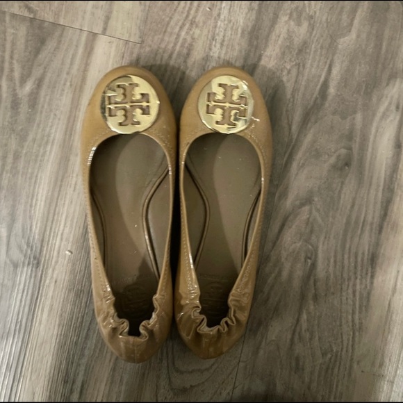 Tory Burch Nude Patent Flats - Picture 1 of 2